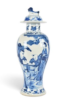 vase bleu et blanc surmonté d'un oiseau, posé sur un fond blanc