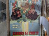 une photo d'une bande dessinée dans une vitrine