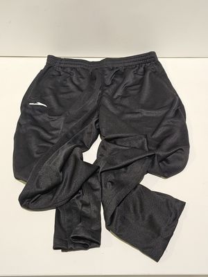 une photo d'un pantalon posé sur une table