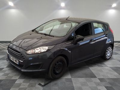 la voiture noire est garée sur un sol en damier dans le garage