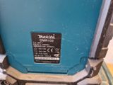une machine bleue posée sur une table