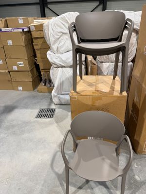 une pile de cartons et une chaise dans un entrepôt