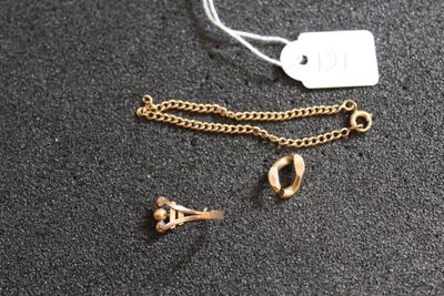 un gros plan d'un collier avec une étiquette et une chaîne