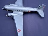 une maquette d'avion posée sur une table