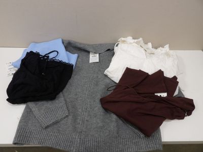 un tas de vêtements posés sur une table, avec une étiquette dessus