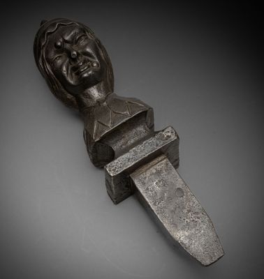 un couteau surmonté d'une statuette