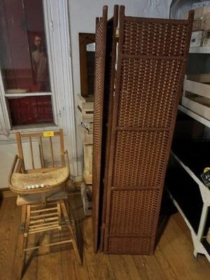 une chaise placée à côté d'un grand paravent dans une pièce