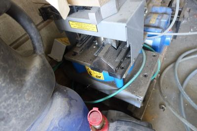 l'image d'une machine installée dans un garage