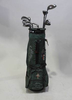 un sac de golf contenant des clubs, posé sur une table