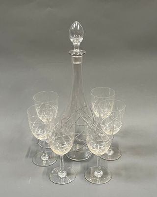 quatre verres à vin et une carafe sur la table