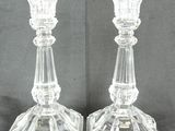 une paire de bougeoirs en verre transparent sur fond noir