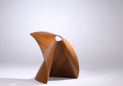 une image représentant une sculpture en bois posée sur une surface blanche