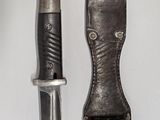un couteau posé à côté d'un porte-couteaux