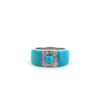 gros plan d'une bague sur fond blanc