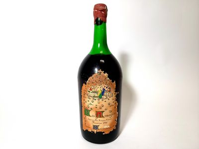 une bouteille de vin posée sur une table