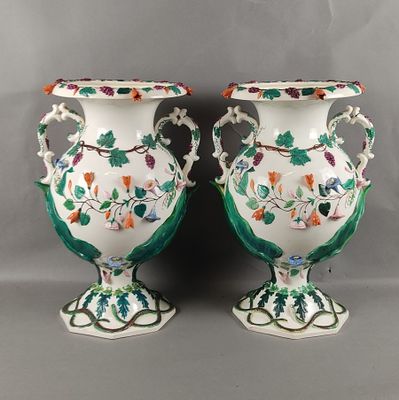 RORSTRAND, Suède. Paire de grands vases de forme Médicis, en…