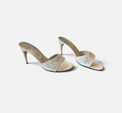 une paire de chaussures pour femme sur fond blanc