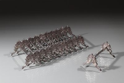un grand nombre d'objets en argent posés sur une table