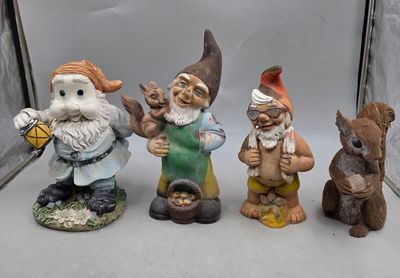 quatre gnomes qui se tiennent les uns à côté des autres