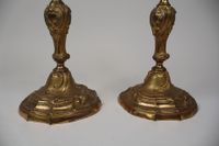 Paire de bougeoirs en bronze ciselé et doré, la base chantou… (photo 3)