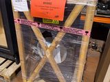 une pile de cartons posés par terre