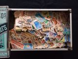 une boîte remplie de timbres posée sur une table