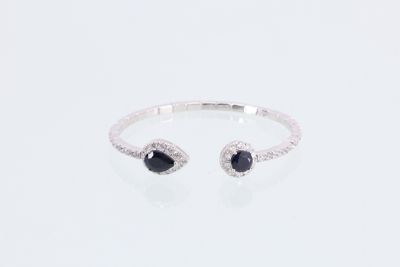 un bracelet manchette en losanges noirs et blancs sur fond blanc