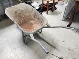 une brouette au milieu d'une pièce en cours de rénovation