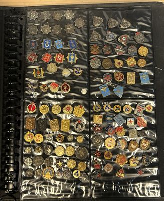Lot d'ensemble d'insignes, badges et pin's militaires et his…