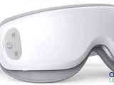 un gros plan sur une paire de lunettes de protection sur fond blanc
