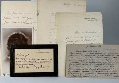 quelques vieilles lettres et photos sont posées sur une table