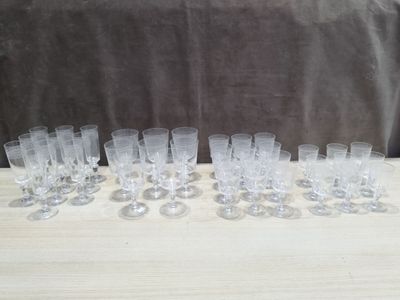 beaucoup de verres posés sur une table recouverte d'une nappe