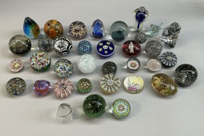 toutes ces perles de verre qui se trouvent sur la table