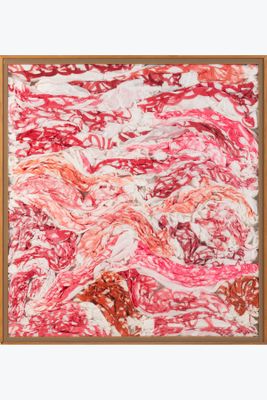 une peinture abstraite réalisée à la peinture rose et blanche sur fond blanc