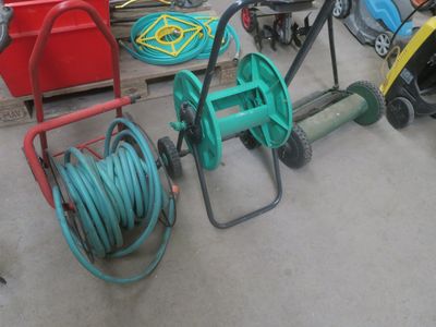 2 enrouleurs de tuyau d'arrosage et tondeuse hélicoïdale pas… - Photo 1