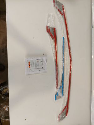 un réfrigérateur blanc muni d'une poignée rouge et bleue