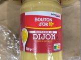 un bocal de Dipon posé sur une table à côté d'autres bocaux de Dipon