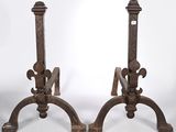une paire de bougeoirs anciens en fonte