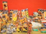 de nombreux types de jouets différents posés sur la table