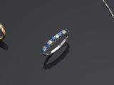 une collection de bijoux comprenant une bague, un collier et un bracelet