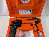 un gros plan sur une mallette à outils orange contenant des outils