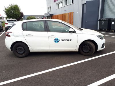 une voiture blanche garée dans un parking