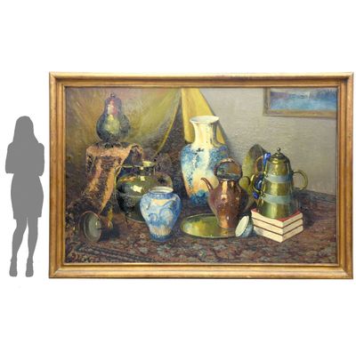 un tableau représentant une femme debout à côté d'un tableau représentant des vases