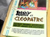 une pile de livres posée sur une table