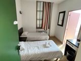 une chambre avec deux lits et un bureau