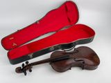 un vieux violon posé sur son étui