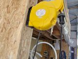une soufflerie jaune posée contre le mur d'un immeuble