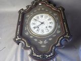 une horloge accrochée au mur de la pièce
