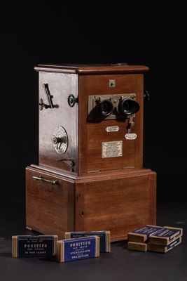 Vérascope dit Richard modèle Taxiphote en noyer, la partie basse à ans - Photo 1