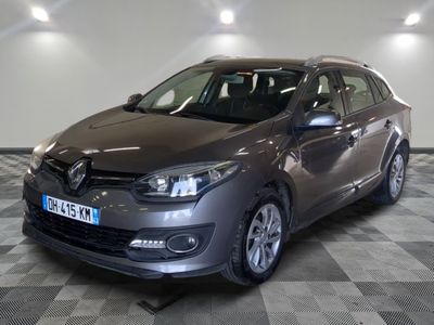 la voiture grise est garée sur un sol en damier dans le garage